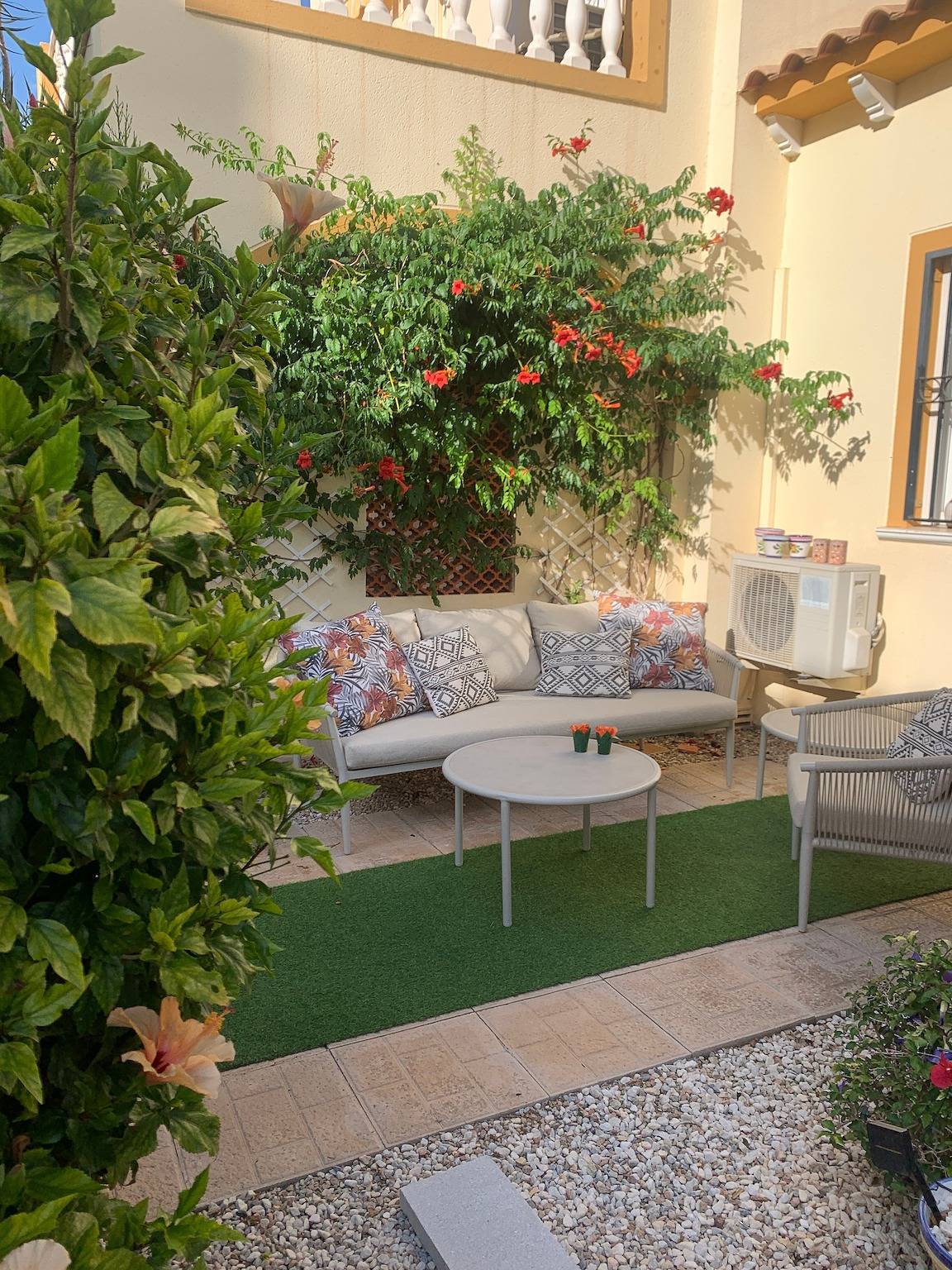 Charming year-round villa featuring a private solarium and an adjacent pool. Perfect for pet owners in Playa Flamenca, Orihuela