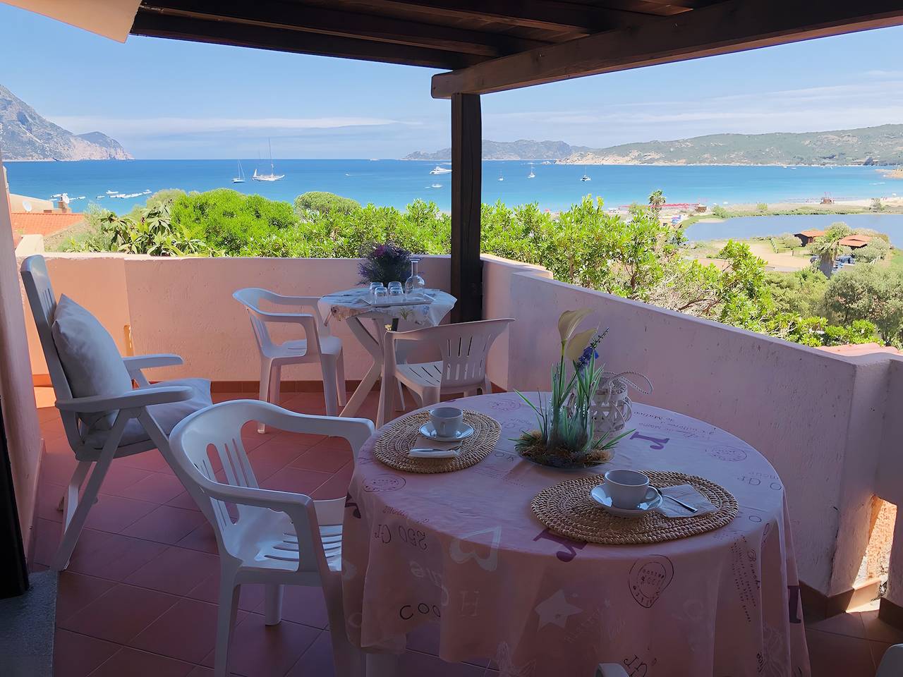 Ganze Wohnung, Zweizimmerwohnung mit Meerblick, 250 m vom Strand, privater Terrasse & Klimaanlage in Porto Taverna, Loiri Porto San Paolo