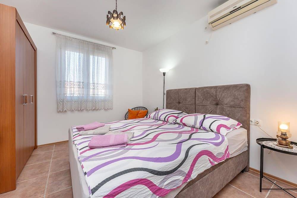 Apartamento entero, Hermoso apartamento de 2 habitaciones en. in Pakostane, Region de Zadar