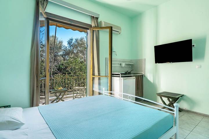 Entire studio, Studio Apartment 'Old Boat Double Studio 4' with Sea View, Wi-Fi and Air Conditioning in Nikiana, Alexandros