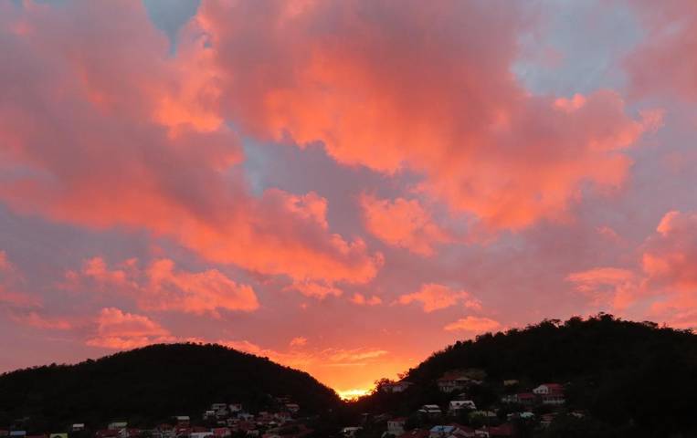 Gîte pour 2 personnes, avec vue ainsi que piscine et jardin à Terre-de-Bas - 2