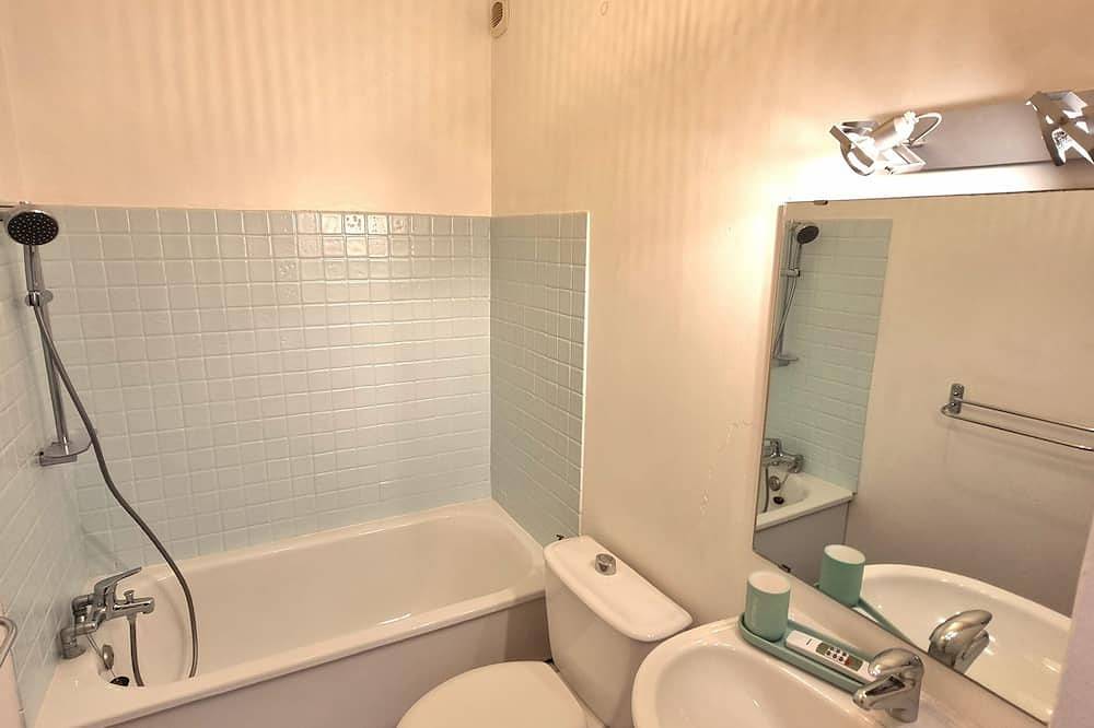 Entire apartment, Location Appartement T2 Face à la mer et au Port, à 2 min de la Plage in Sausset-les-Pins, Istres region