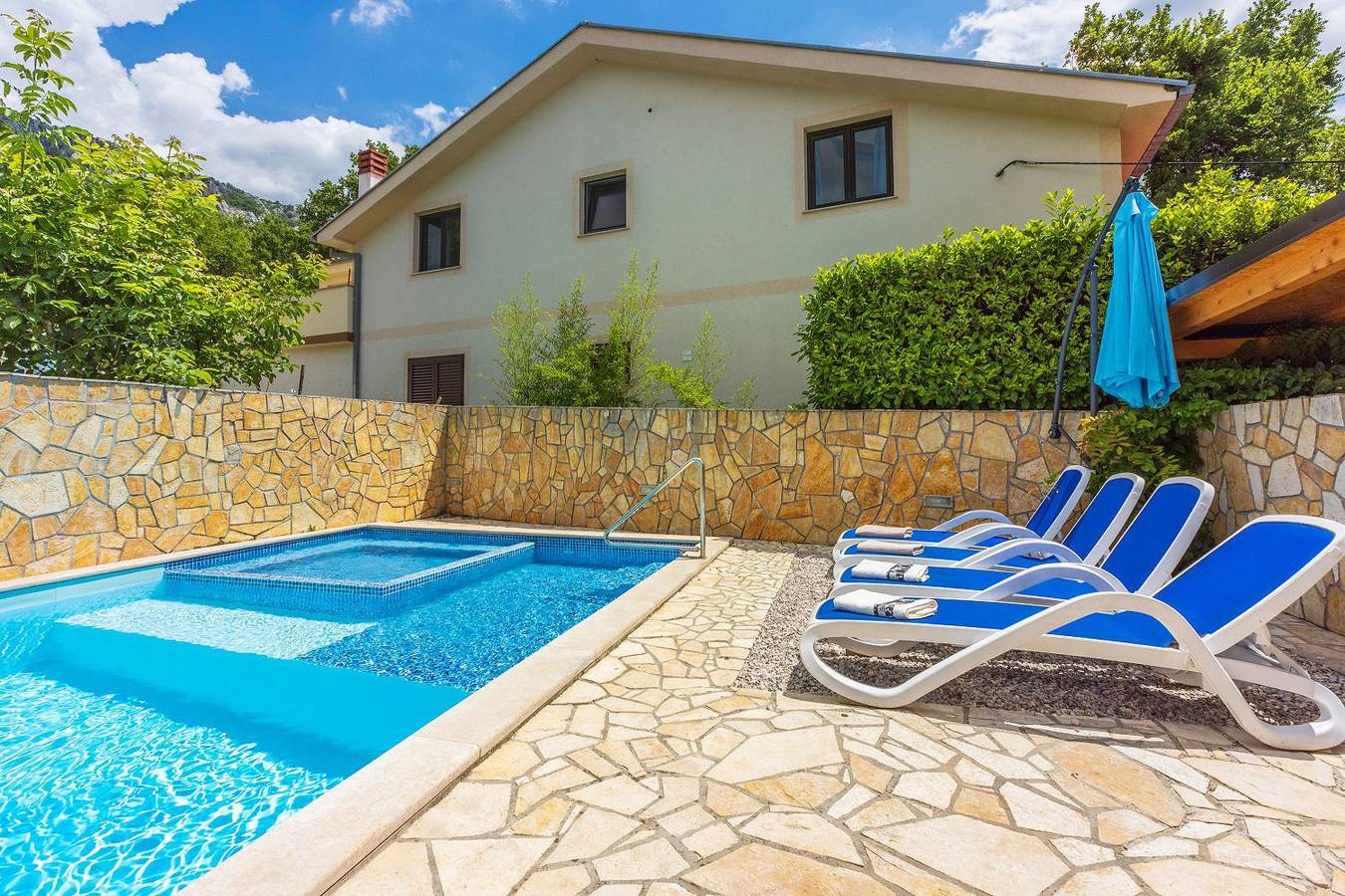 Ganze Wohnung, Ruhiges Apartment mit Holzkohlegrill, Pool mit Whirlpoolfunktion, Waschmaschine, Trockner in Grizane, Primorje-Gorski Kotar