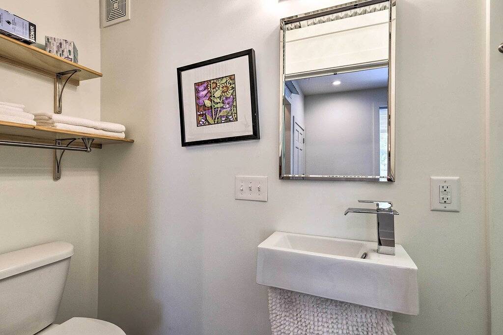 Ganze Wohnung, Neu! Gehen Sie zum Strand von Chic Old Town Apt w / Yard! in Bay St. Louis, Mississippi Gulf Coast