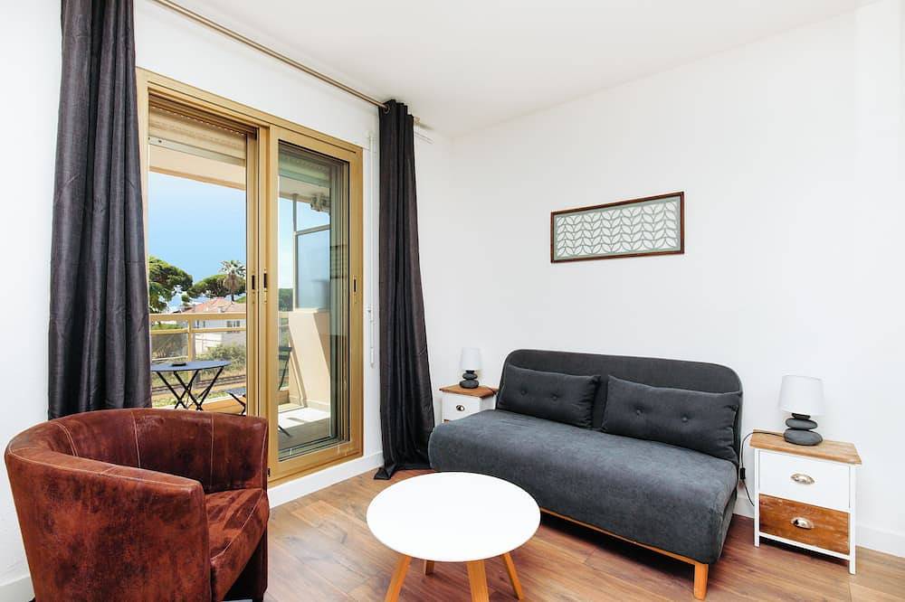 Entire apartment, Air-conditioned 39m2 studio close to stores, beach and train station. 10 mn walk to all in Golfe-Juan, Vallauris