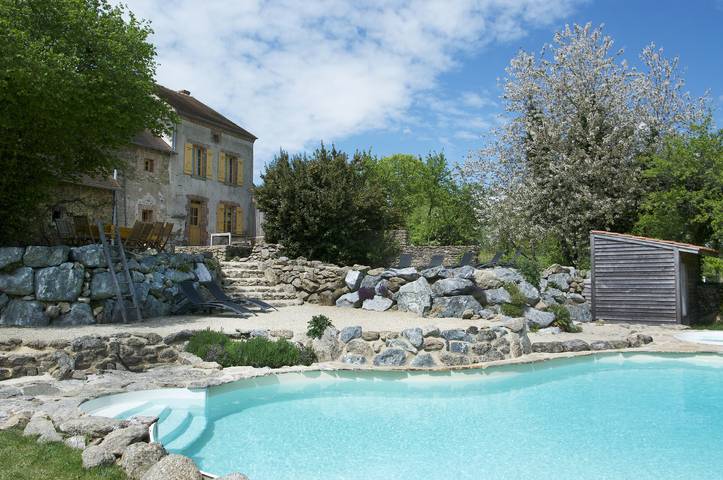 Gîte pour 6 personnes, avec piscine ainsi que jardin et jacuzzi