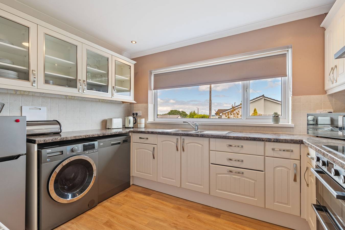 Sea Charm - Cosy Bungalow, Near Beach and Village in Saundersfoot, Pembrokeshire