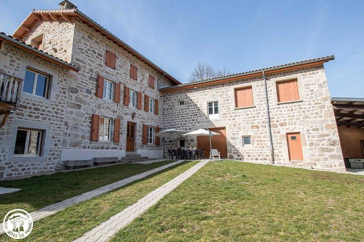 Gîte pour 8 personnes, avec jardin, animaux acceptés à Saint-Romain (Puy-de-Dôme)