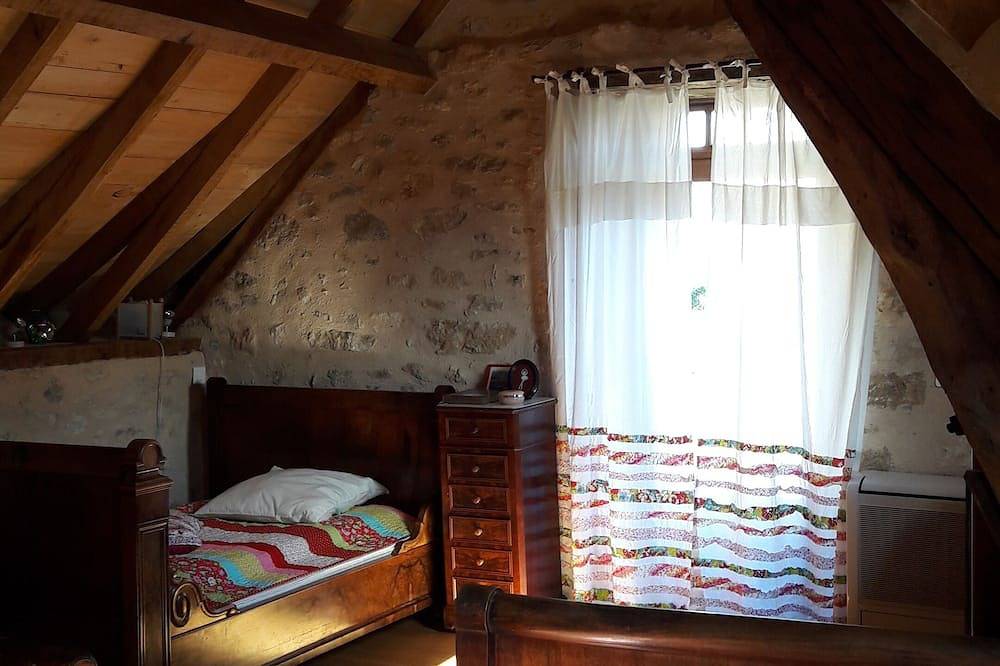 Ancien fournil rénové au cœur d'un village du causse proche des grands sites in Lentillac-du-Causse, Quercy