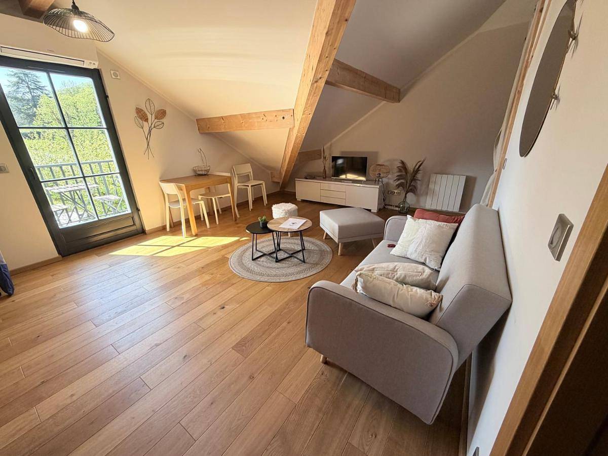 Appartement entier, Appartement, 20m du lac Conjux, vue lac in Conjux, Région de Chambéry