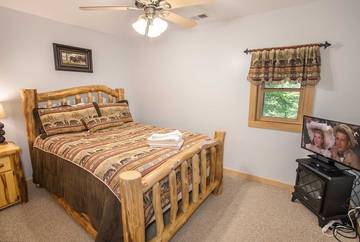 Log Cabin for 10 Guests in Beech Mountain, Watauga County, Picture 2