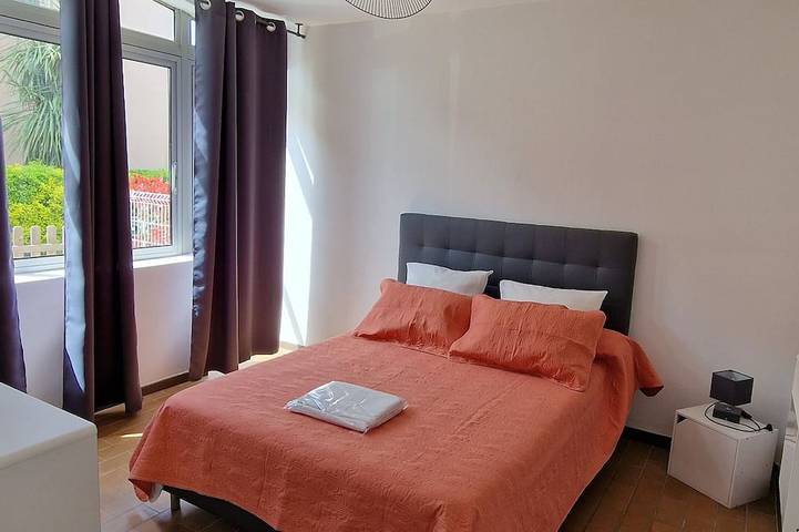 Appartement entier, Appartement avec petit jardin et place de parking, au coeur de Saint Florent. in Saint-Florent, Région de Calvi