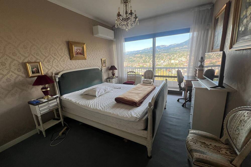 Entire apartment, Large \"classic\" apartment, breathtaking view. Tennis court and swimming pool nearby. in Tresserve, Chambéry region