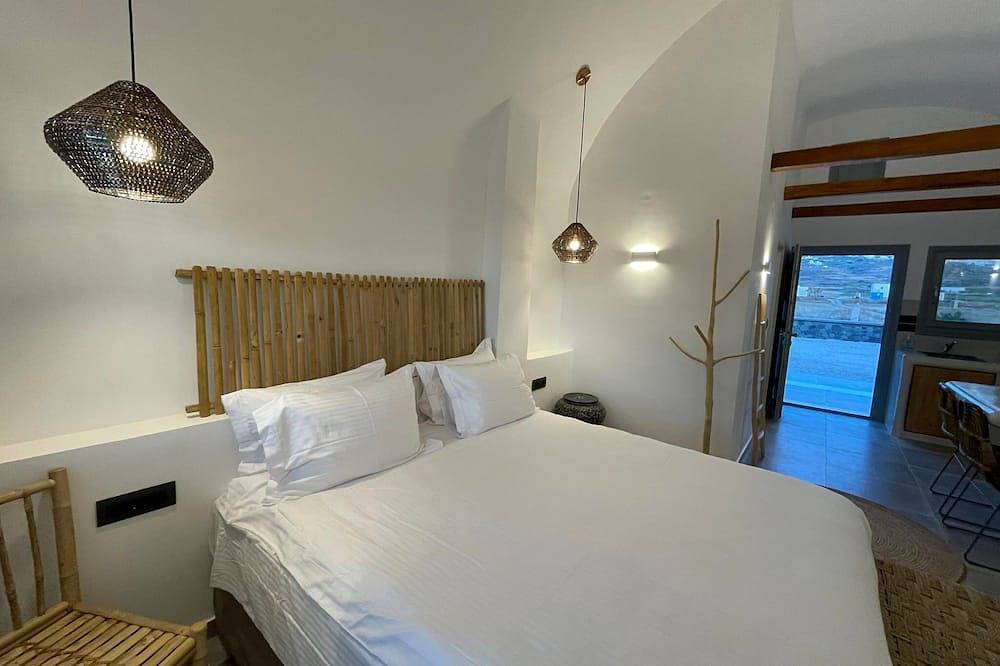 Entire apartment, Nixteri Anemi Vine Villa in Ormos Ammoudiou, Oia