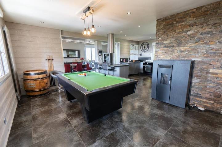 Location de vacances pour 10 personnes, avec Terrasse et Piscine ainsi que Sauna et Vue à Orchamps-Vennes - 2