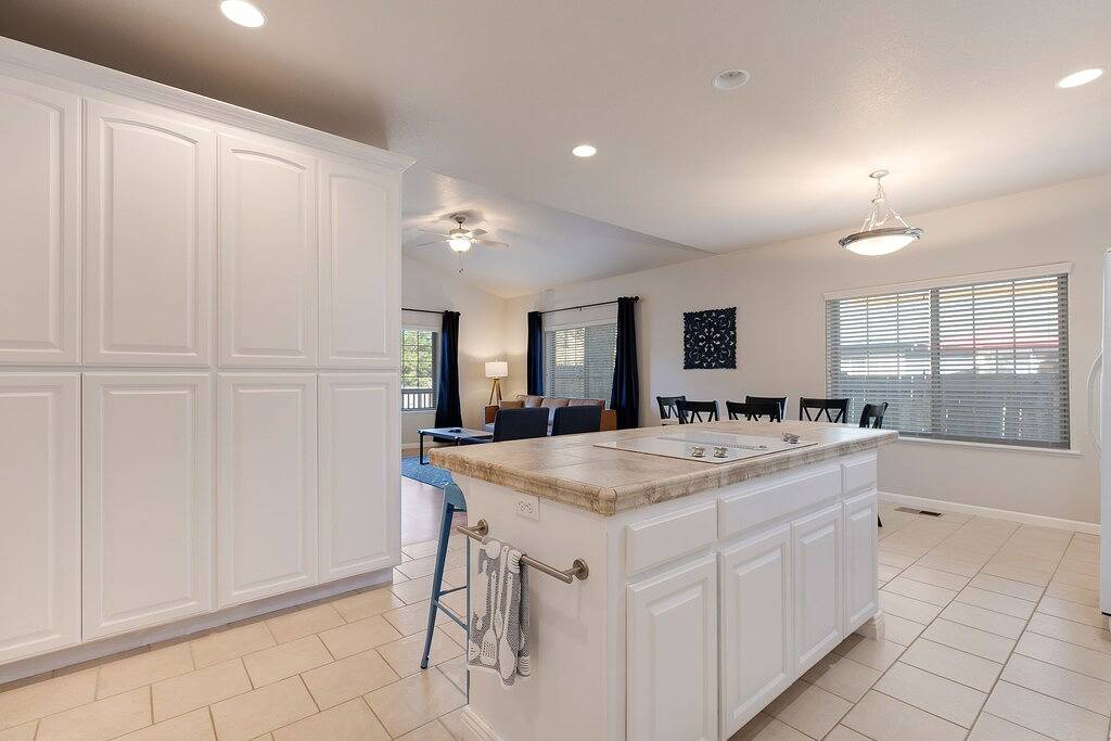 Spacious 1 Level Sisters Home - Walk to Downtown in Sisters, Black Butte Ranch