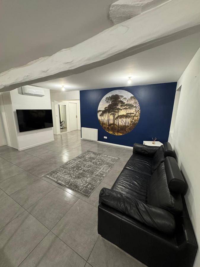 Appartement entier, T3 10 min de aeroport St exupery plein centre ville in La Verpillière, Région de La Tour-du-Pin