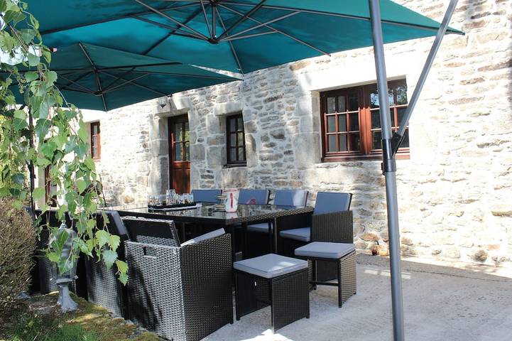 Location de vacances pour 12 personnes, avec Jacuzzi ainsi que Terrasse et Jardin dans Quily