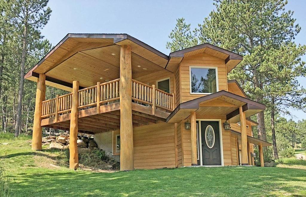 Atemberaubende Blockhaus umgeben von Bäumen in Black Hills