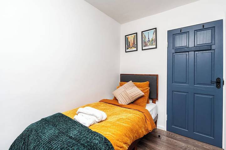 Entire apartment, Cozy apartment, 10 min from B'ham Airport/Nec/Hs2 sleeps up to 6, King bed, Wifi in Solihull, Birmingham Area