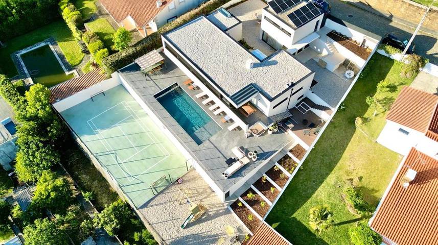 Location de vacances pour 14 personnes, avec jardin ainsi que vue et piscine dans Venade - 2