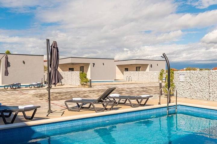 Villa pour 6 personnes, avec sauna et jacuzzi ainsi que piscine et terrasse dans Vir - 3