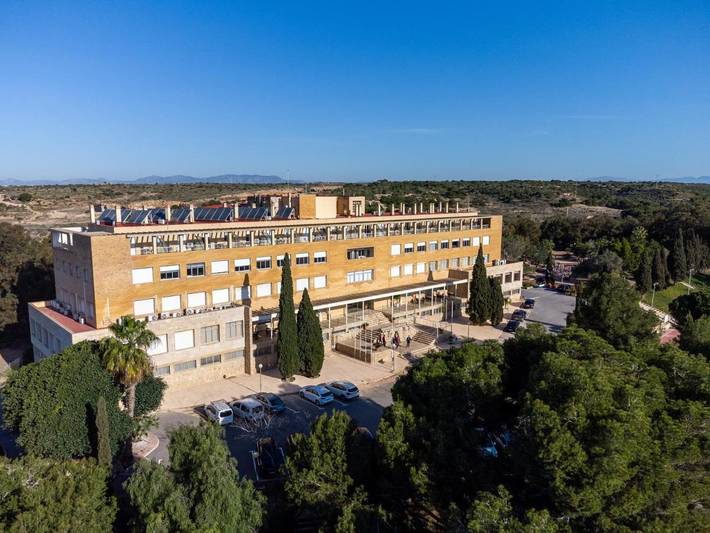 Location de vacances pour 2 personnes, avec vue et jardin ainsi que bassin pour enfant et piscine, animaux acceptés dans La Marina - 2