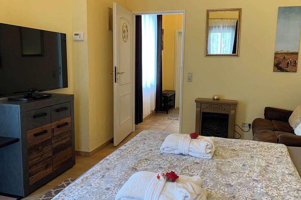 Ganze Wohnung, Villa Warzenburg, Fewo-3 mit Blick auf die Kurpromenade. Urlaub mit Hund. in Friedrichroda, Rennsteig