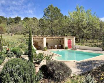 Maison d’hôte pour 2 personnes, avec terrasse et vue ainsi que jardin et piscine à Saignon