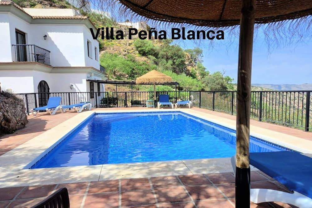 A Luxury 3 Bedroom Villa near to Comares, with wonderful views all around in Comares, Provincia de Málaga