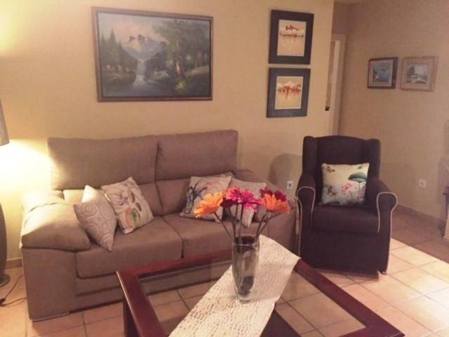 Gîte pour 4 personnes, avec piscine ainsi que jardin et vue à Calabardina - 2