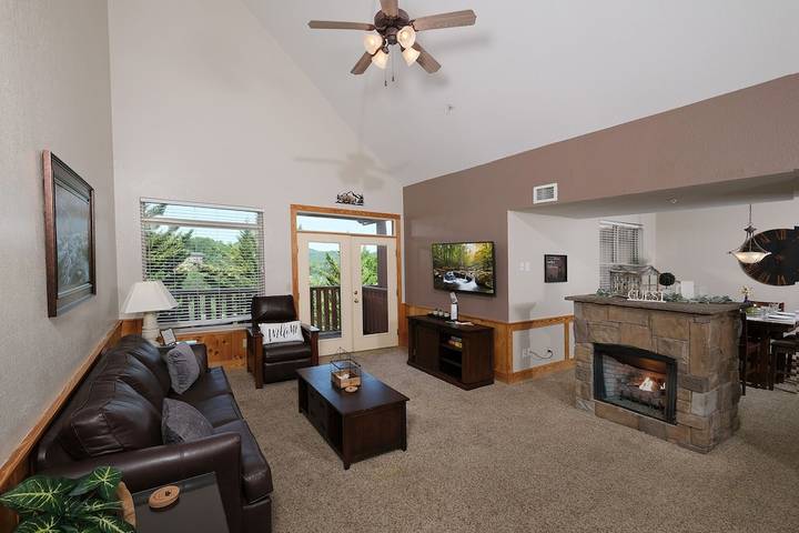 Vacation apartment for 6 people, with pool and sauna as well as balcony in Pigeon Forge