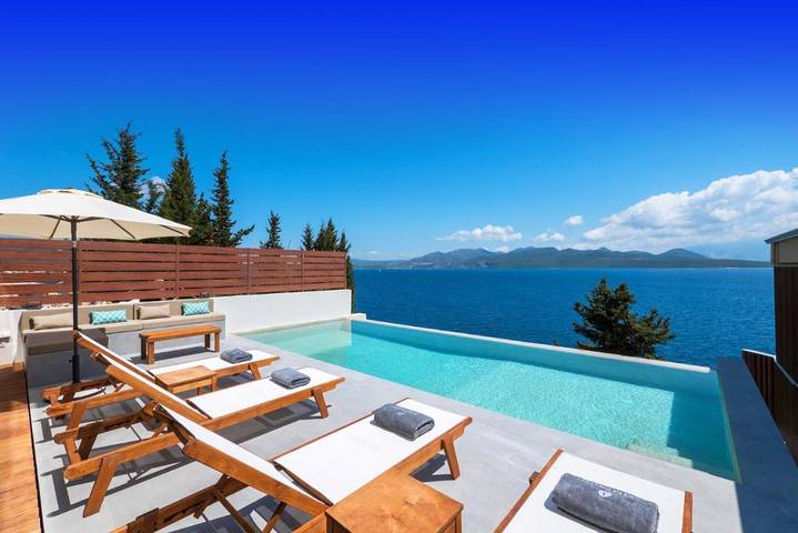 Villa für 6 Personen, mit Terrasse und Pool sowie Garten in Alexandros