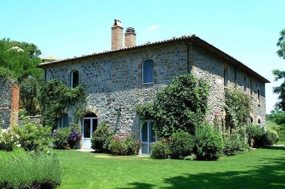 Villa with panoramic pool and gardens    in Bolsena, Terni Provinz