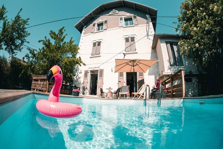 Location de vacances pour 4 personnes, avec Terrasse et Jardin ainsi que Piscine et Vue à Cran-Gevrier