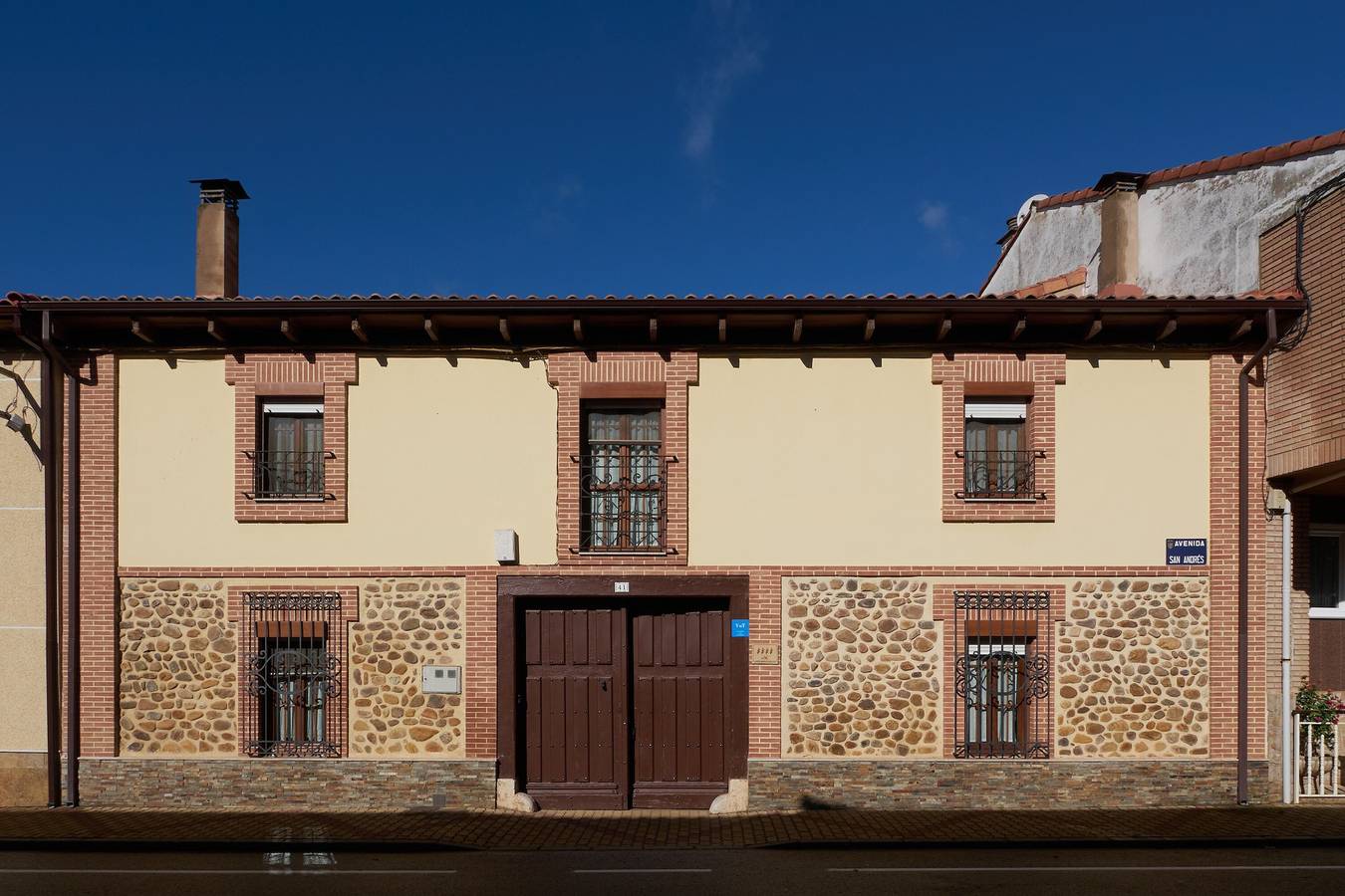 Casa rural 'El Capricho Del Tejar' con piscina compartida, terraza privada y Wi-Fi in Cimanes del Tejar, Cordillera Cantábrica