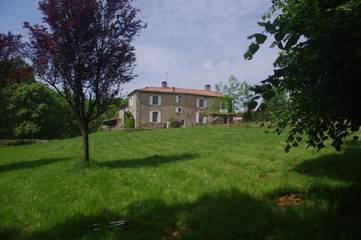 Location de vacances pour 12 personnes, avec piscine ainsi que terrasse et vue à La Jaudonnière