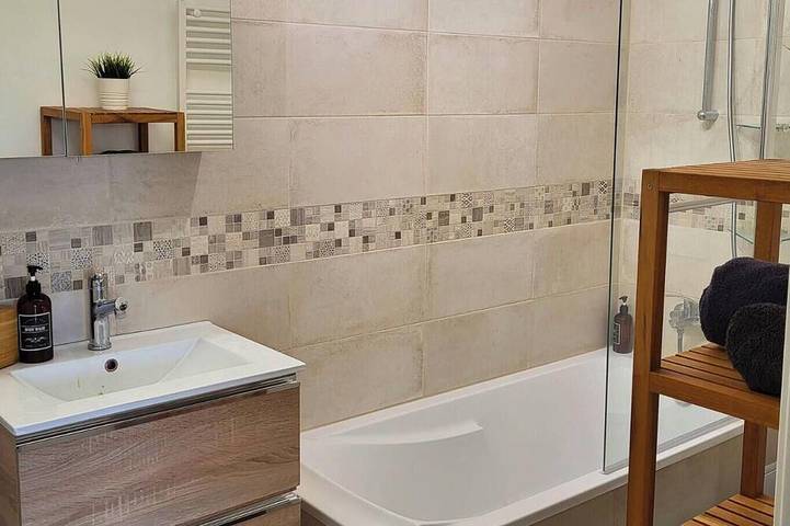 Apartamento entero, Soundproof Studio | Perfect for Short & Long Stays in Ferney-Voltaire, Gex