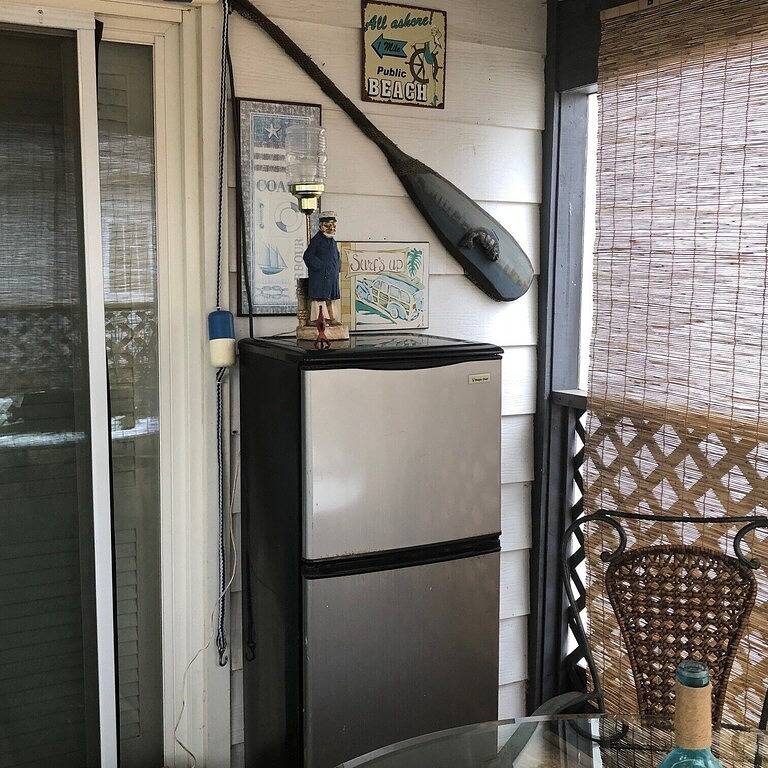 Riverfront Retreat /Heart of Downtown Caseville - short stroll to Beach/sleeps 6 in Huron County