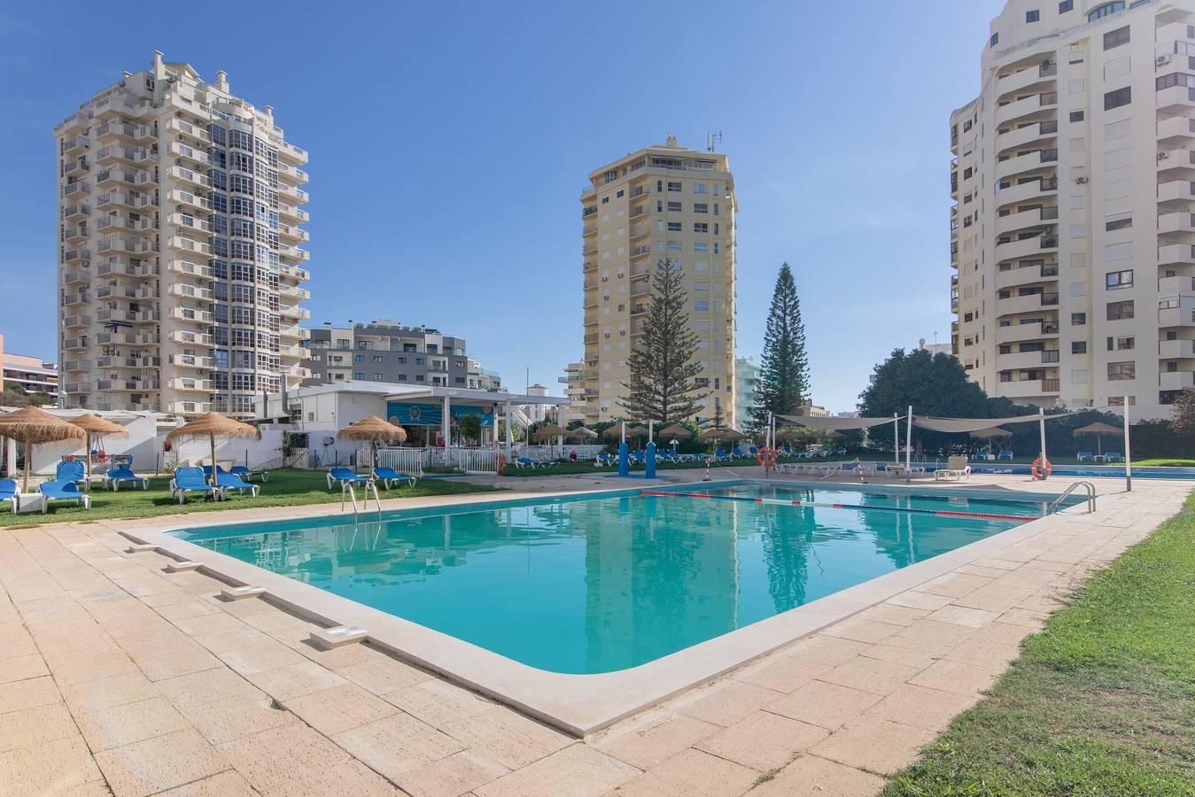 Hel lägenhet, Apartment 'Camões 12 Frente Mar' with Shared Pool and Balcony in Armação de Pêra (costa), Armação de Pera