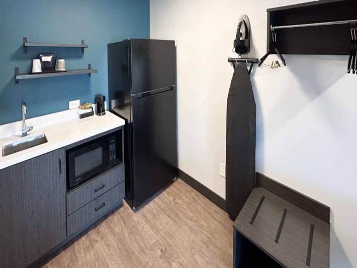 Apartamento entero, 1 cama king size | Bañera con acceso móvil Nsmk Kitchen in Corona, Riverside County