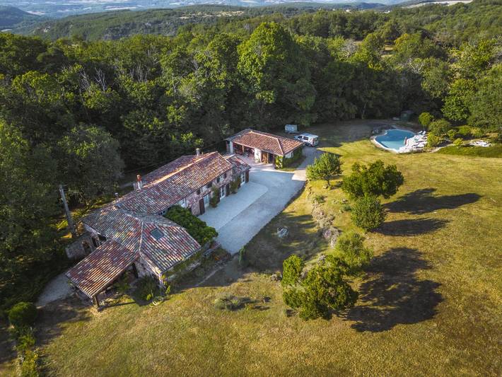 Gîte pour 4 personnes, avec piscine ainsi que jardin et terrasse dans le Tarn