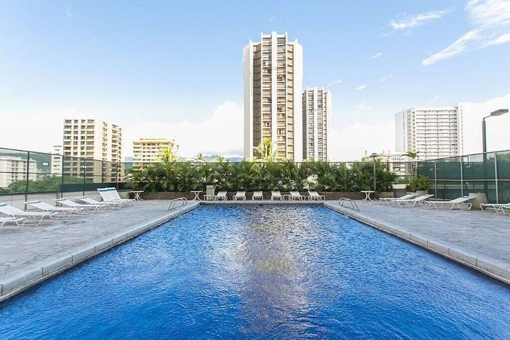 Vacation rental for 4 people, with pool and hot tub as well as balcony in Waikiki