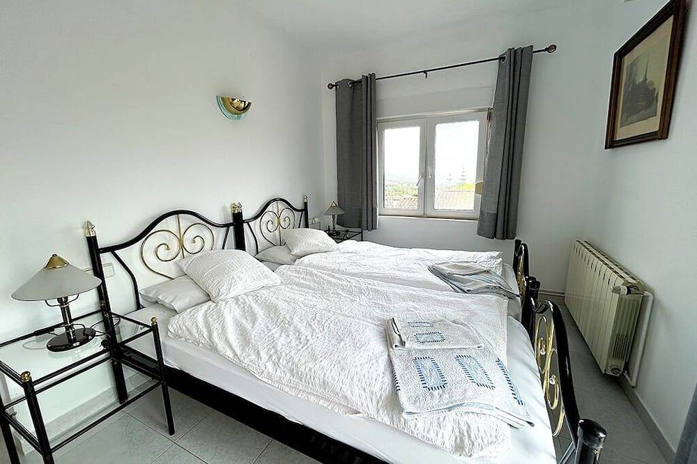 Villa acogedora con piscina privada y gran jardín, Wifi gratis y parking in Mas Pere, Calonge