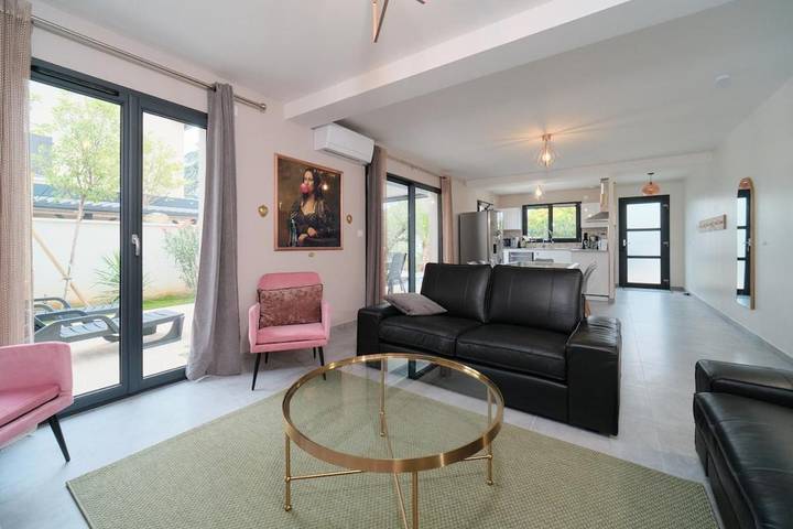 Location de vacances pour 12 personnes, avec Terrasse à Tignieu-Jameyzieu