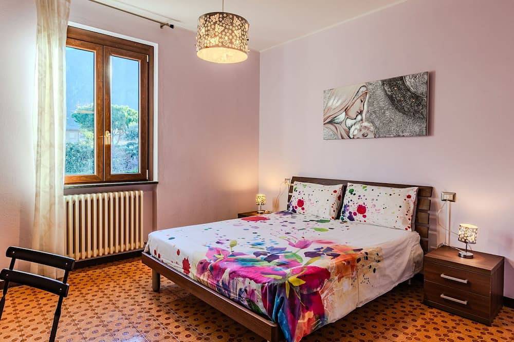 Mooi vrijstaand vakantiehuis voor 6 personen met Wifi en patio in Dervio, Westelijke Orobie-Alpen