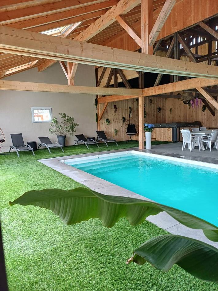 Gîte pour 8 personnes, avec piscine ainsi que terrasse et sauna