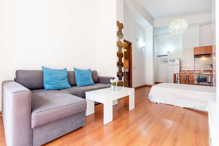 Entire apartment, Studio Apartment “Centro Histórico” in Centre of Málaga with Wi-Fi & Balcony in Málaga Central District, Malaga