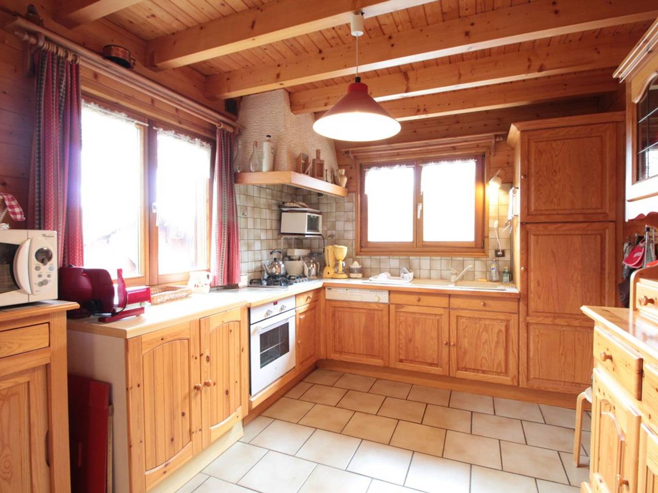 Cozy 3-Bedroom Chalet for 6/8: Wood Stove, Quiet Area, Near Slopes in Les Carroz, Arâches-la-Frasse