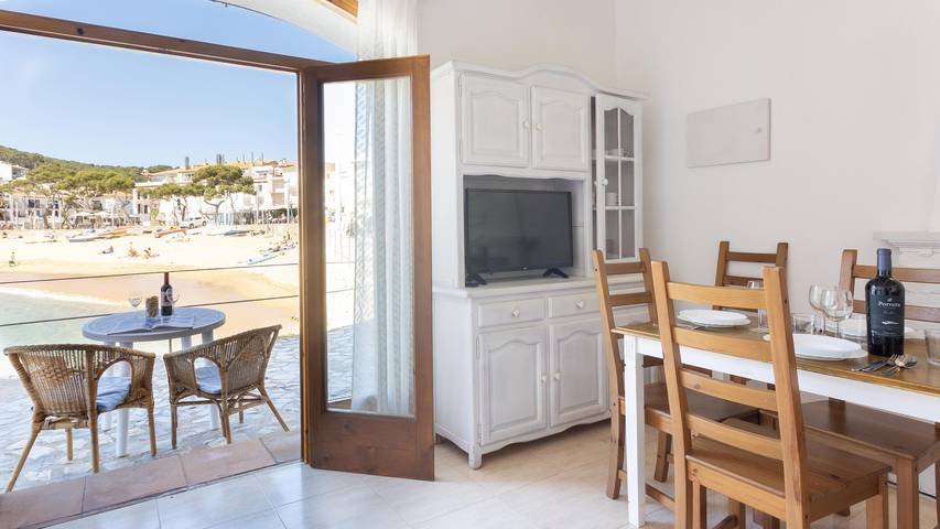 Ganze Wohnung, Aigua Dolça 2  in Tamariu – Erste Meereslinie , Meerblick, direkter Promenadenzugang, WLAN & Klimaanlage  4–6 Pers. (Hutg-009891) in Platja de Tamariu (Palafrugell), Tamariu